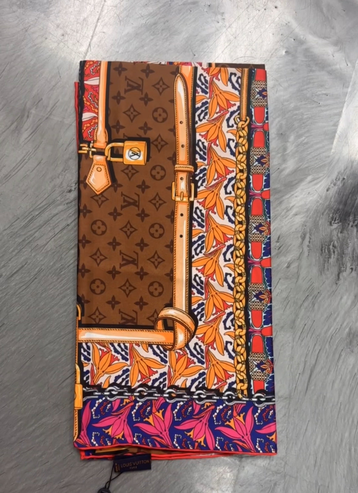 LV scarf